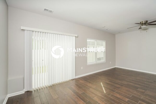 Photo - 3 Bedroom Pet-Friendly Home in Jeffersonville, IN with Main Street Renewal