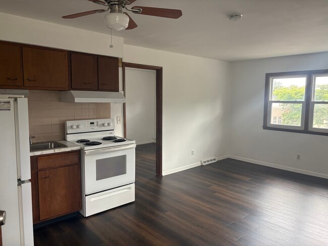 Building Photo - 28 Saint Marys St Rental