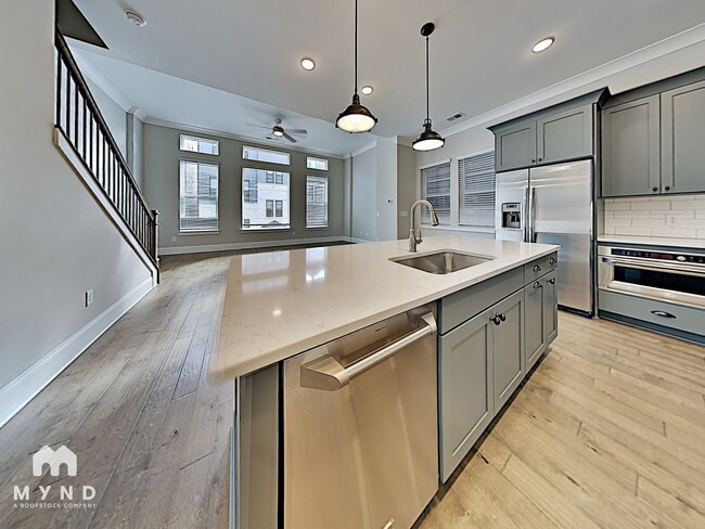 Photo - 576 Broadview Pl NE