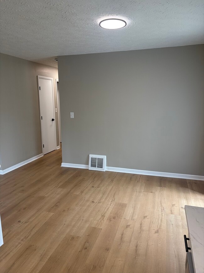 Photo - 467 Lynn Dr