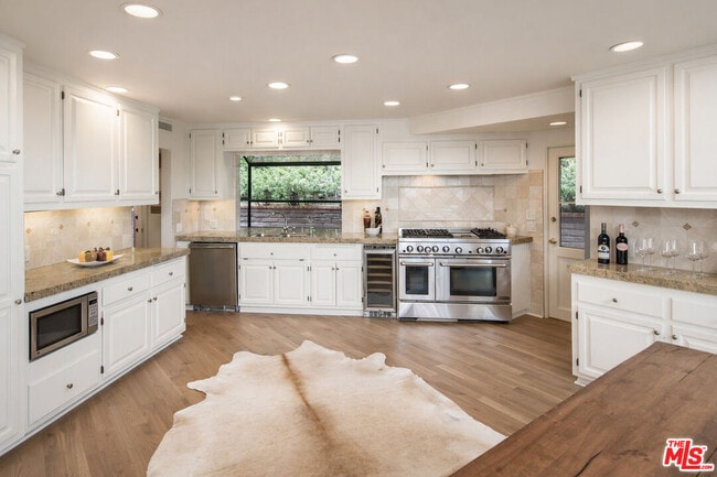 Building Photo - 9305 Beverlycrest Dr