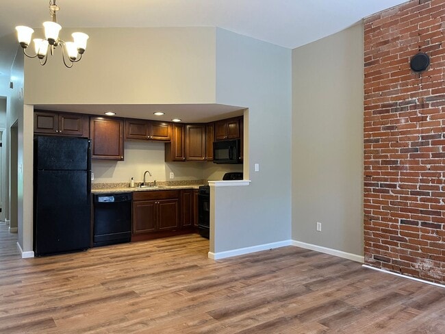 Building Photo - 2 Bedroom/1 Bath in Soulard - Washer+Dryer in Unit 2405 1FL