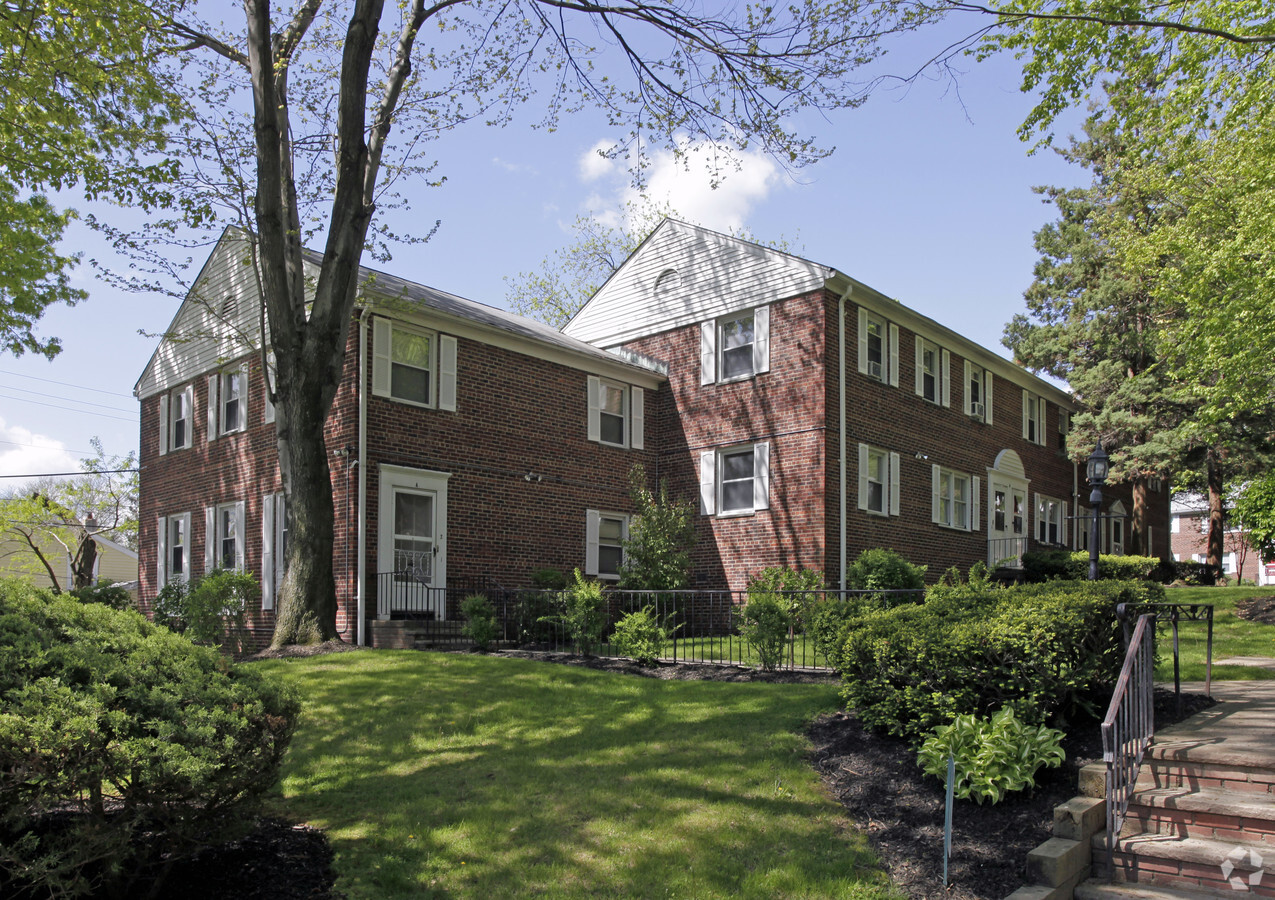 Willowmere Court Apartments - Willowmere Court Apartments