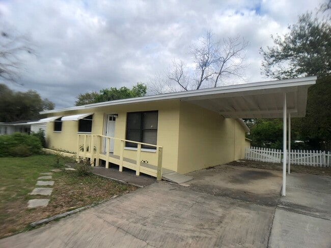 Building Photo - 3 bedroom one bath handy cap equipped Rental