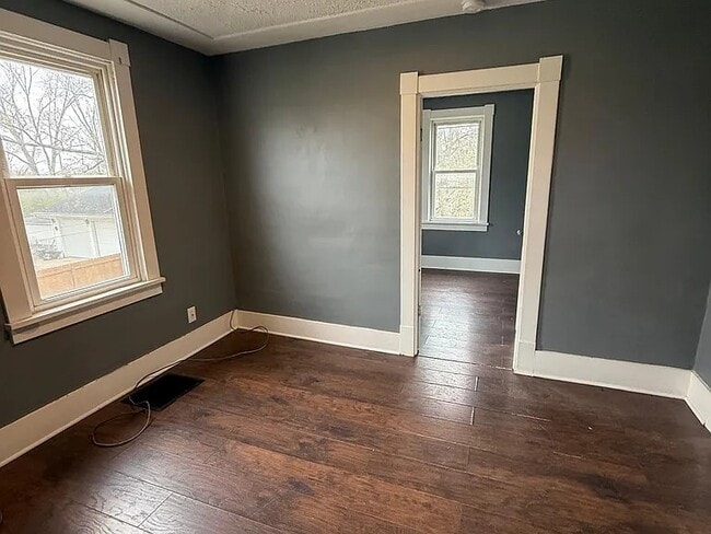 Photo - 283 Abbe Rd N