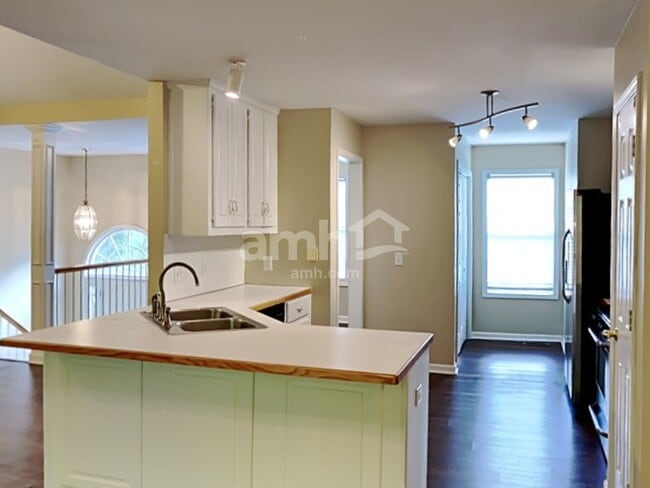 Photo - 2058 Queensbury Dr
