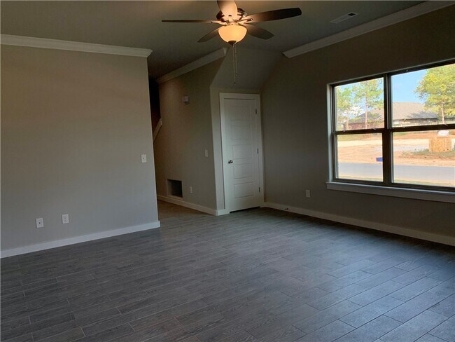 Photo - 402 Red Robin St