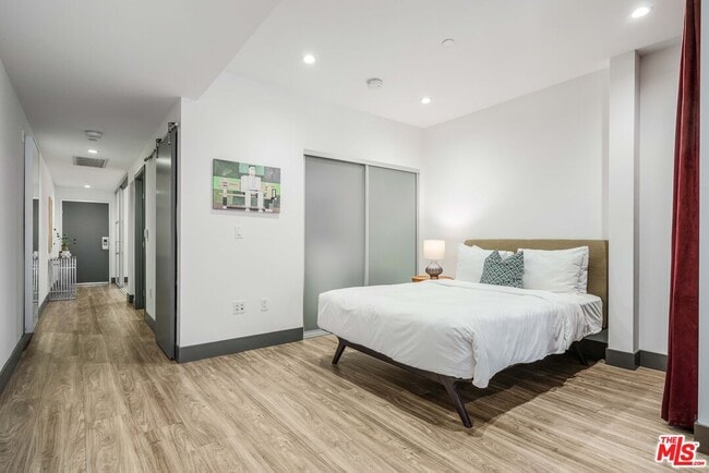 Photo - 932 S Hill St Unit 401