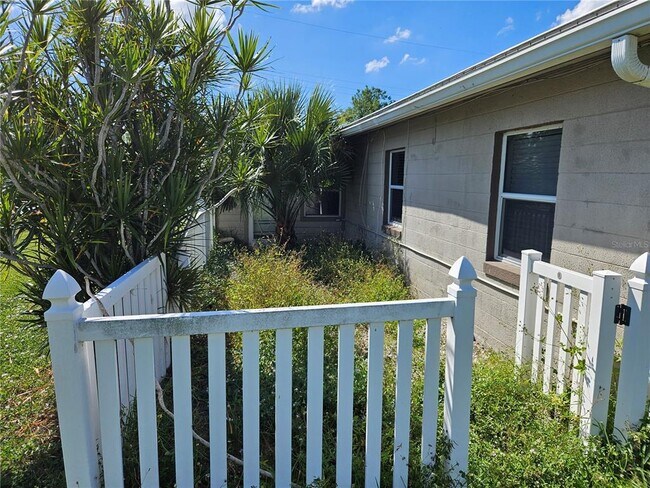 Photo - 125 Poinsettia Cir NE
