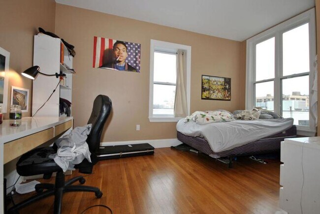 Building Photo - RENOVATED 5 BED/2 BATH WITH CENTRAL AIR NEAR B.U.