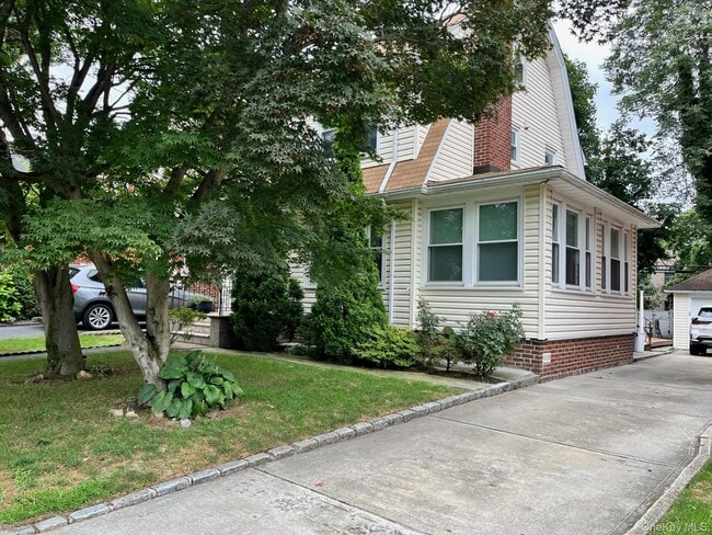 Building Photo - 21 Nassau Rd Rental