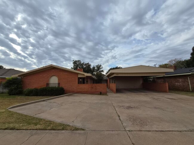 Photo - 3813 51st St