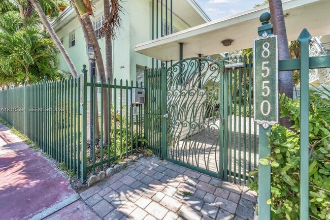 Building Photo - 8550 Byron Ave Unit 2G