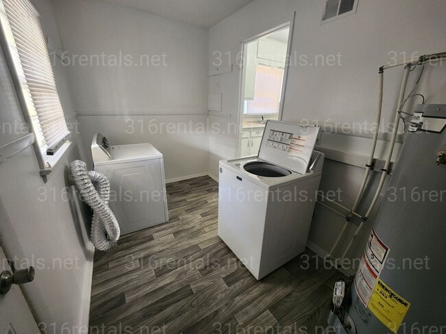 Photo - $975 - 3 bedroom / 1 bathroom - Single Fam...