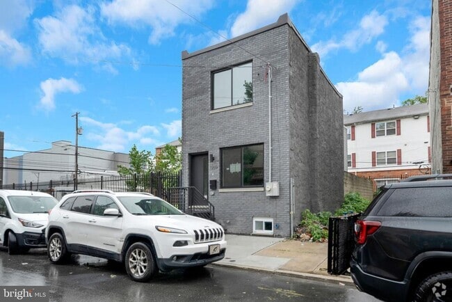 Building Photo - 1309 S 32nd St Rental