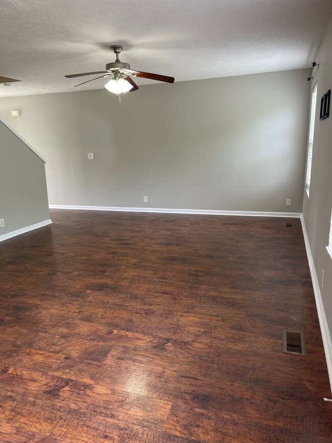 Photo - 617 Niagra Ln