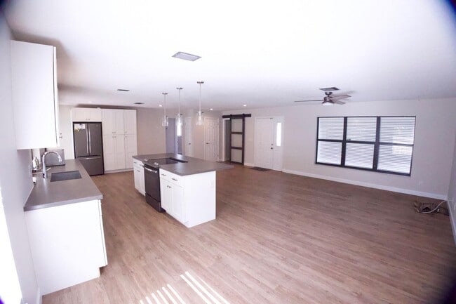 Photo - 700 N Perry Ave