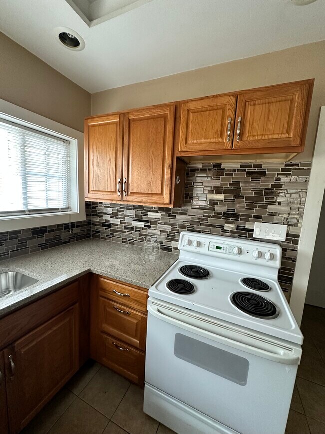 Photo - 201 E Iroquois Rd