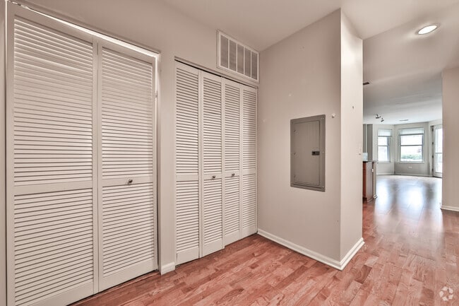 Building Photo - 520 N Halsted St Rental