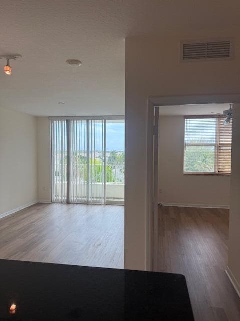 Building Photo - 100 NE 6th St Unit 508 Rental
