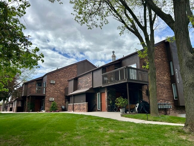 210 Royal Ct