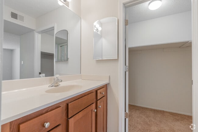 The Windsor - Bathroom 1