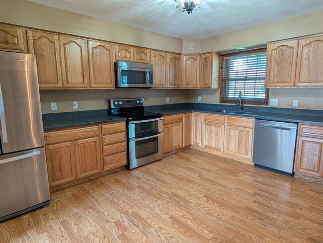 Photo - 204 Hickory Dr