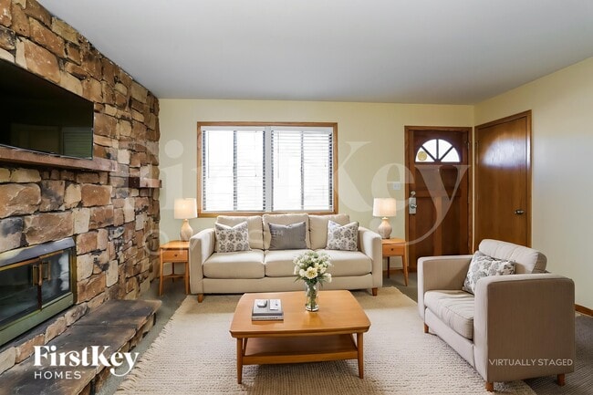 Photo - 915 Camelot Dr