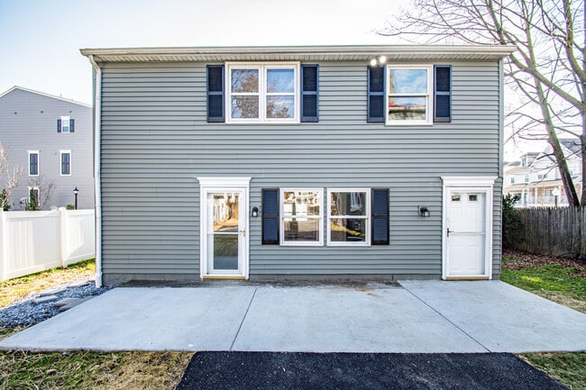 2 Bed, 2 Bath Carriage Home - 404 E Barnard St Unit Rear