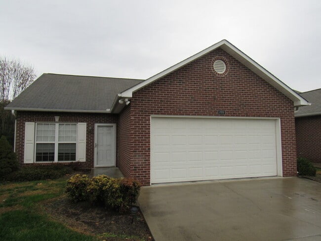 Photo - 2 bed, 2 bath, 2 car garage ranch style home in N. Knoxville