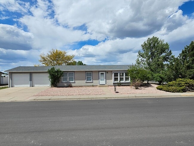 Building Photo - Charming 2bed 2bath home