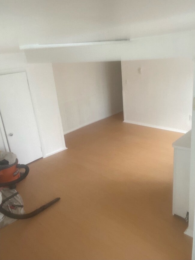Sala de estar mirando hacia la parte trasera del apartamento. Pasillo al baño y al primer dormitorio. - 4860 N 8th St Unidad GRD FLR