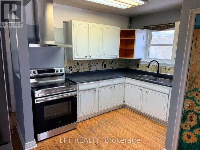 Photo - 520 Lynett Crescent