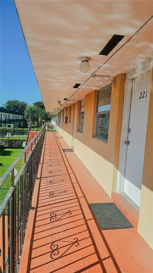 Building Photo - 3800 SW 102nd Ave Unit 221