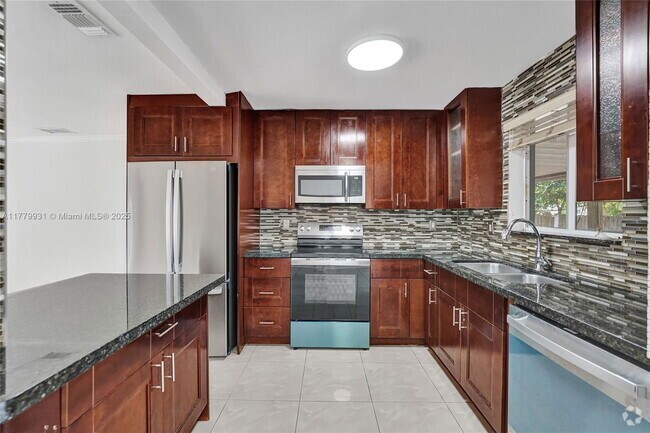 Building Photo - 924 N 30th Rd Rental