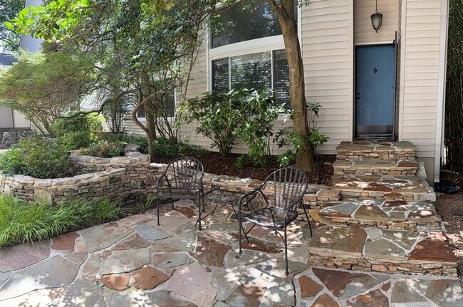 Building Photo - Centrally Located 2 BED/1.5 BATH TOWNHOME ...