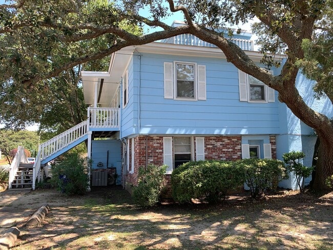 Building Photo - Walk to the Beach - 2 Bedroom, 1 Bath, Unf...