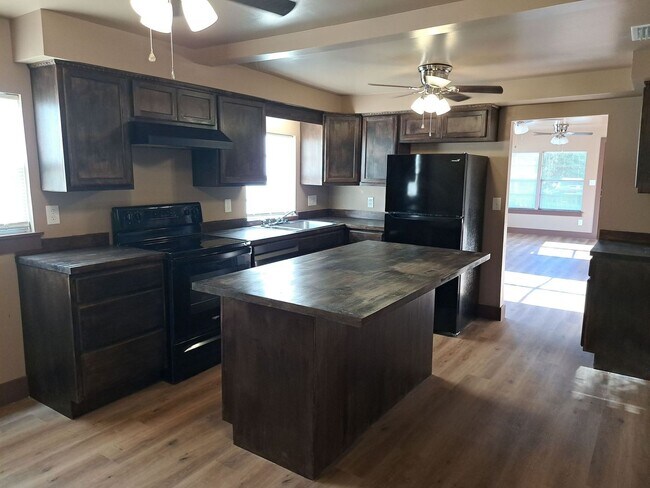 Photo - 523 E 8th St