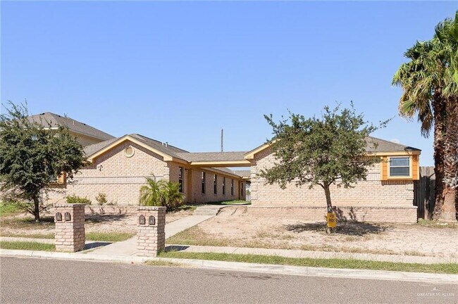 Building Photo - 405 E 2nd St Unit A