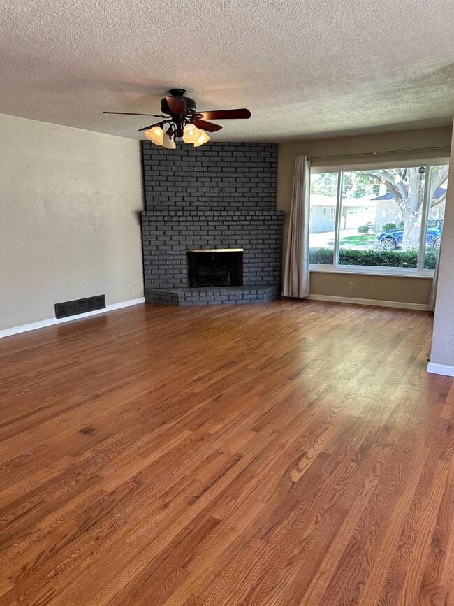 Photo - 3220 E Holland Ave