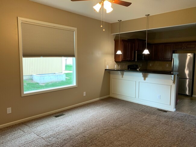 Sala de estar/Bar de desayuno - 1631 N 127th St