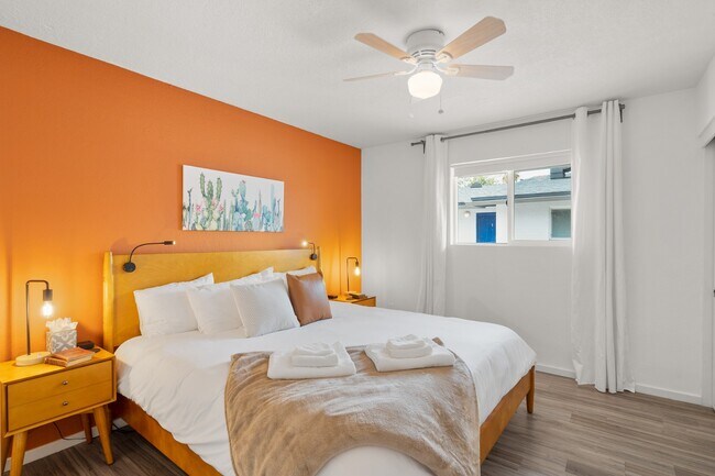 Charming 2BR Home with Private Backyard - ... - Charming 2BR Home with Private Backyard - ... Unidad 1