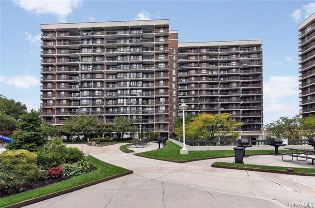 Building Photo - 150-38 Union Tpke Unit 8L