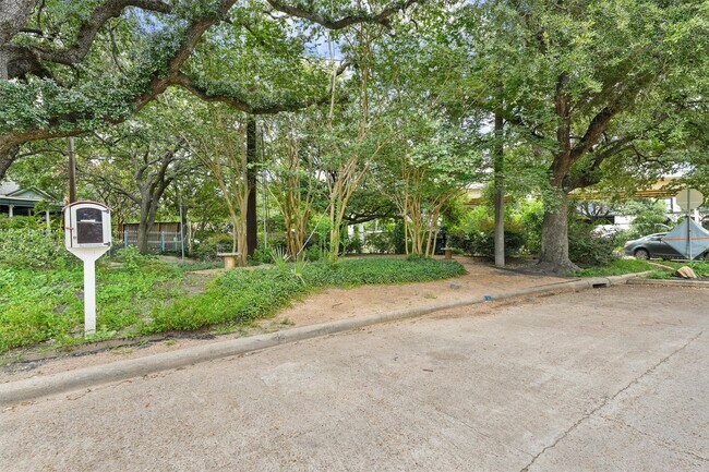 Building Photo - 208 Hawthorne St Unit A