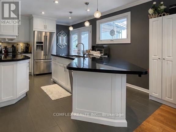 Photo - 875 Exeter St