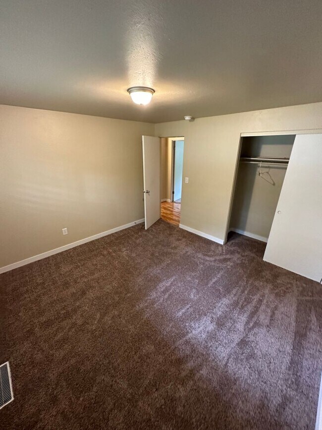 Photo - 3 Bedroom 2.5 Bathroom Hardwood Floors Fen...
