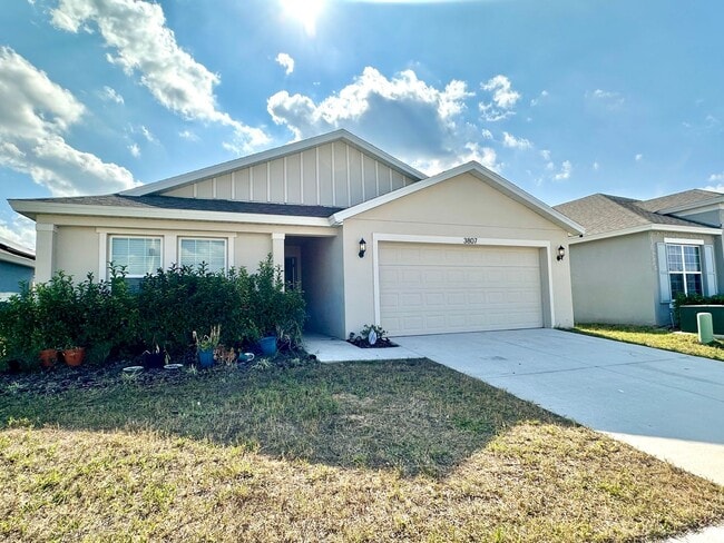 Building Photo - Premier 4bedrooms/2baths residence - Florida living at its finest!