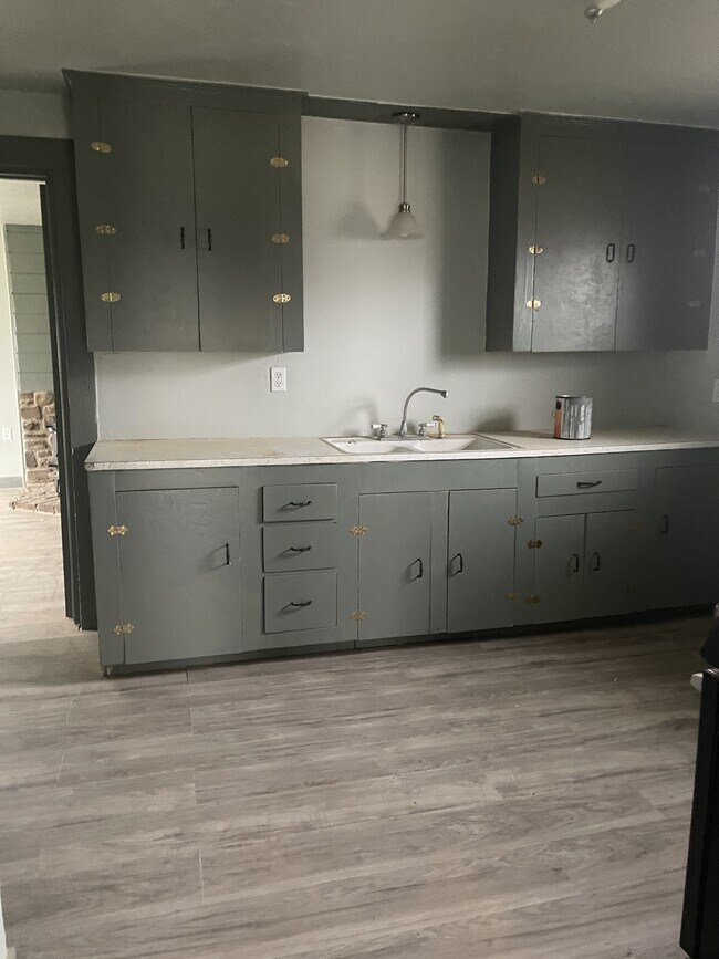 Photo - 305 Bayless St