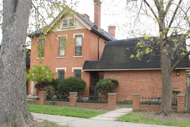 Building Photo - 1360 Highland St Unit Apt B