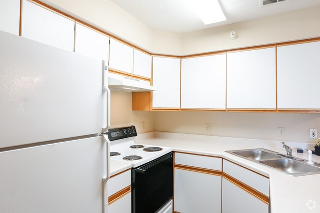 2BR, 2BA - 1038 SF